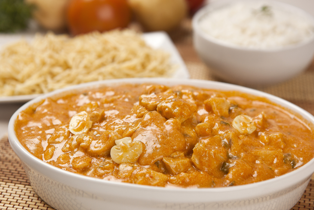 Estrogonofe de frango com biomassa de banana-verde