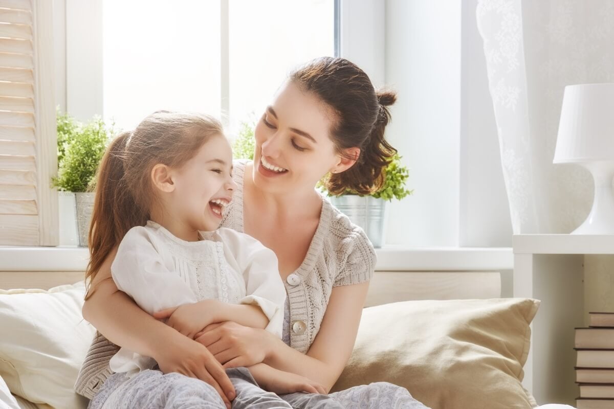 Mãe e filha abraçadas 