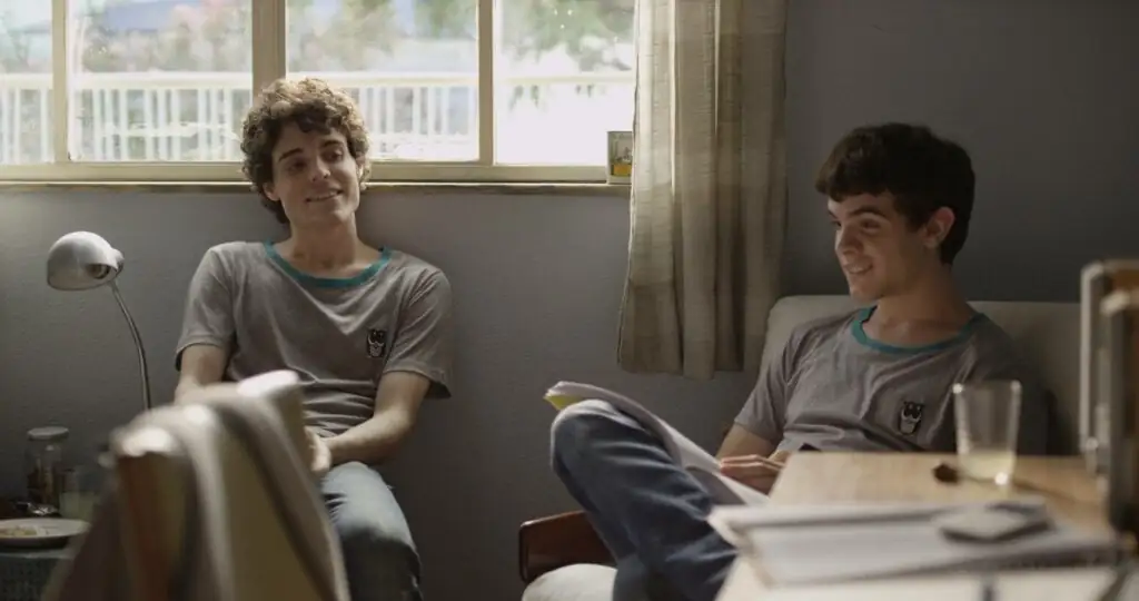 Dois meninos sentados conversando. Cena do filme "Hoje eu quero voltar sozinho".