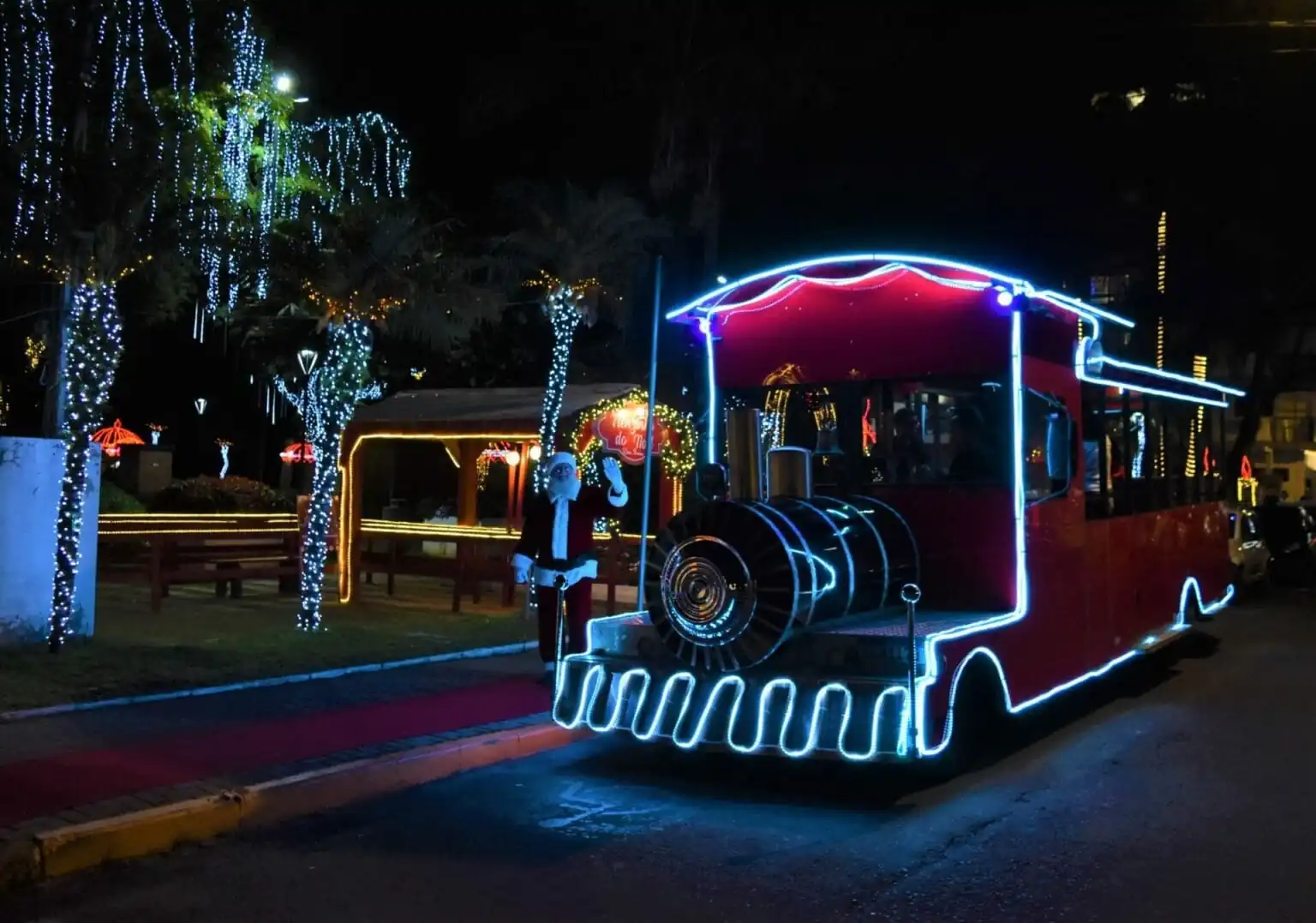 Trenzinho de Natal leva crianças ao Castelo do Papai Noel