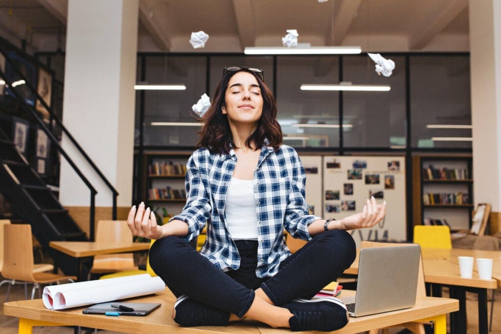 Mulher sentada meditando em um escritório