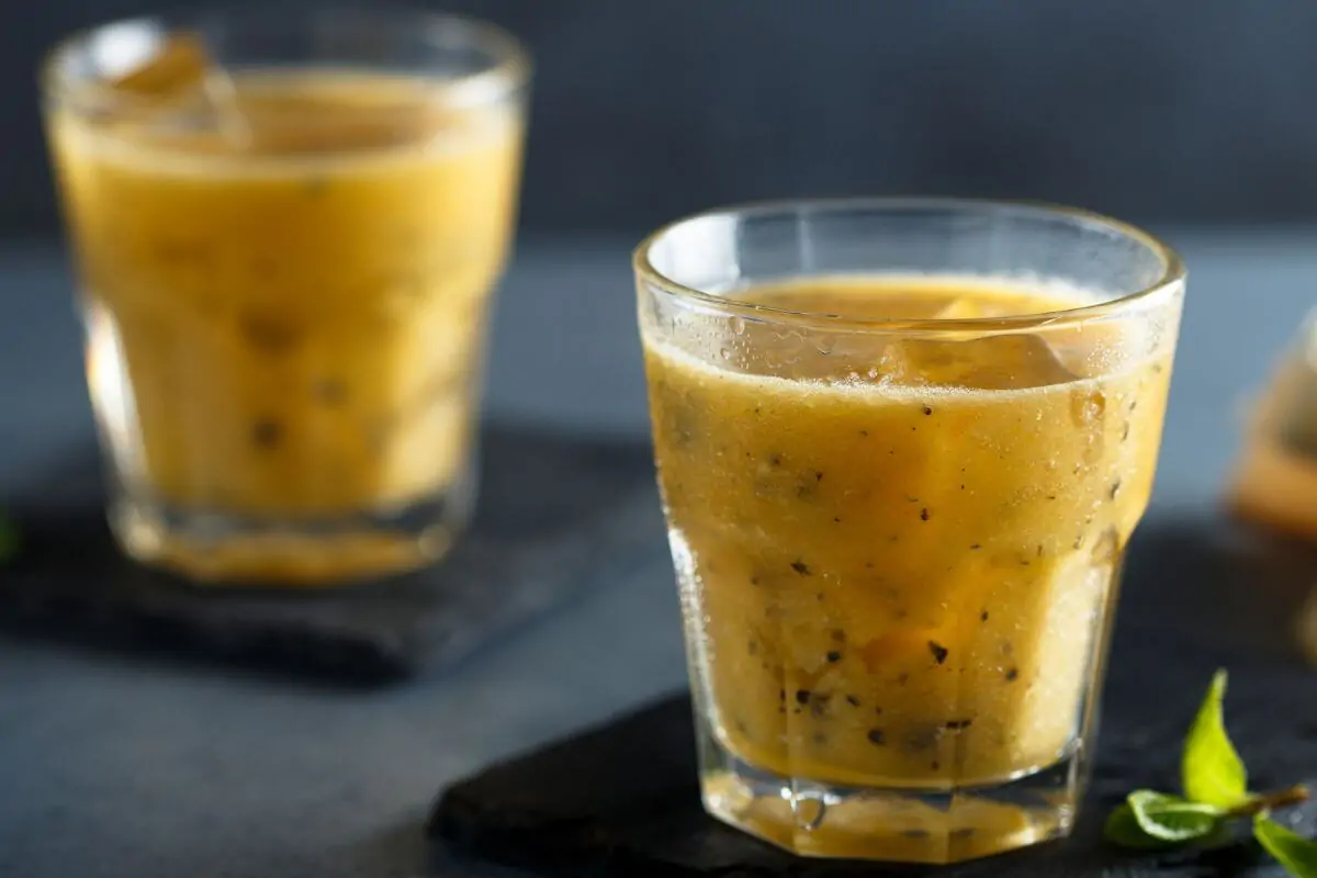 Dois copos com suco de maracujá
