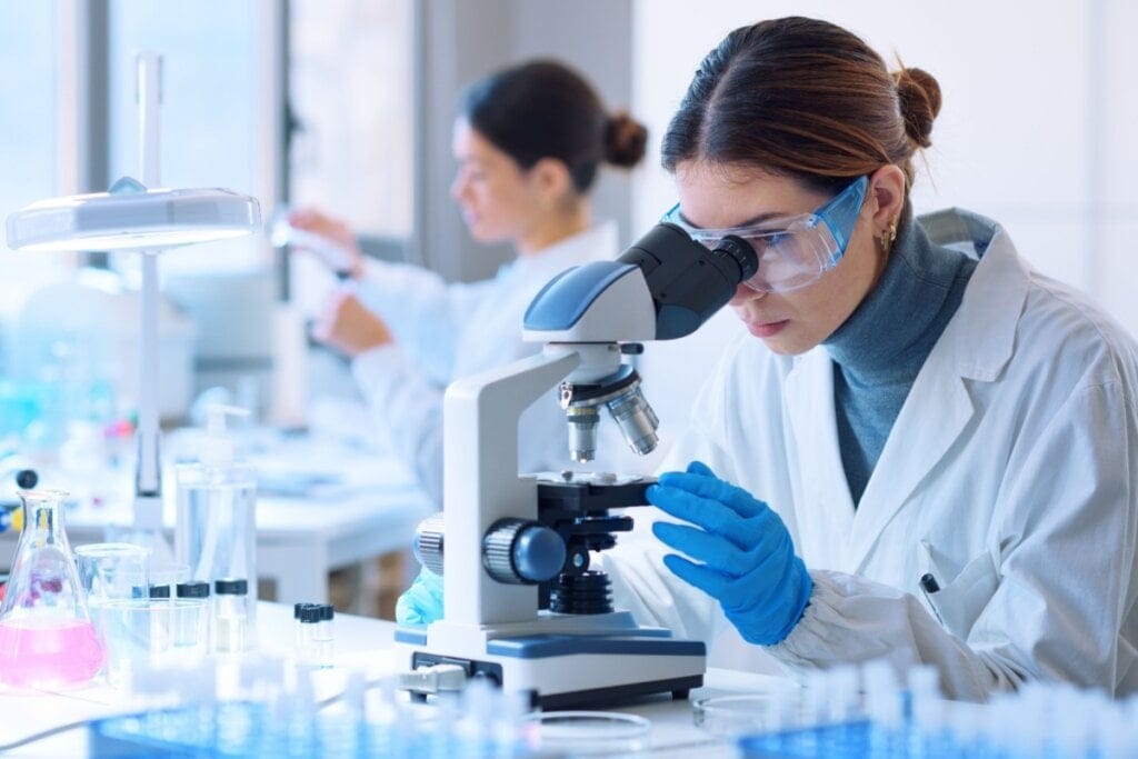 Farmacêutica realizando pesquisa em laboratório