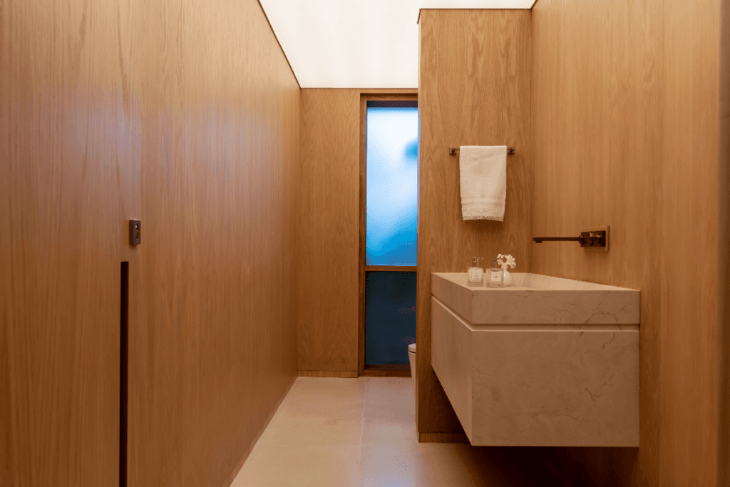 Lavabo com paredes revestidas por madeira de carvalho