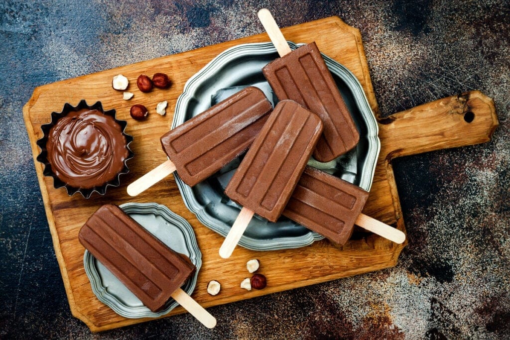 Picolés de chocolate em cima de uma bandeja de prata