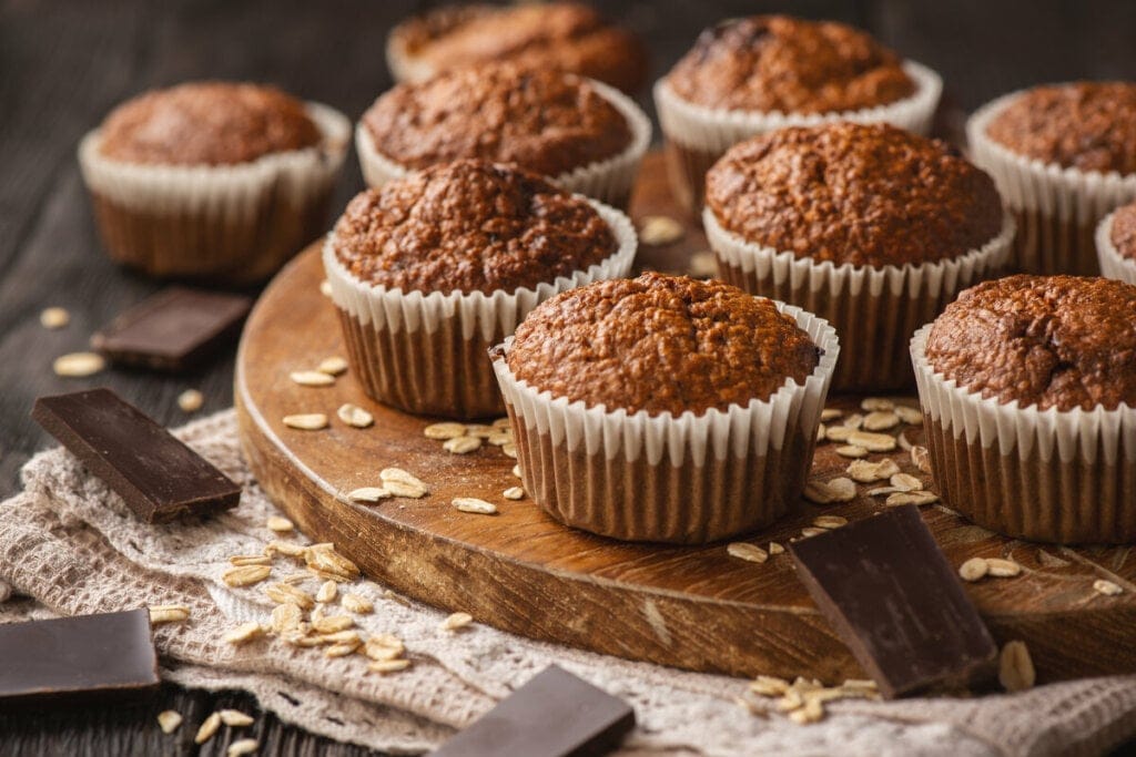Muffins em cima de uma tábua de madeira
