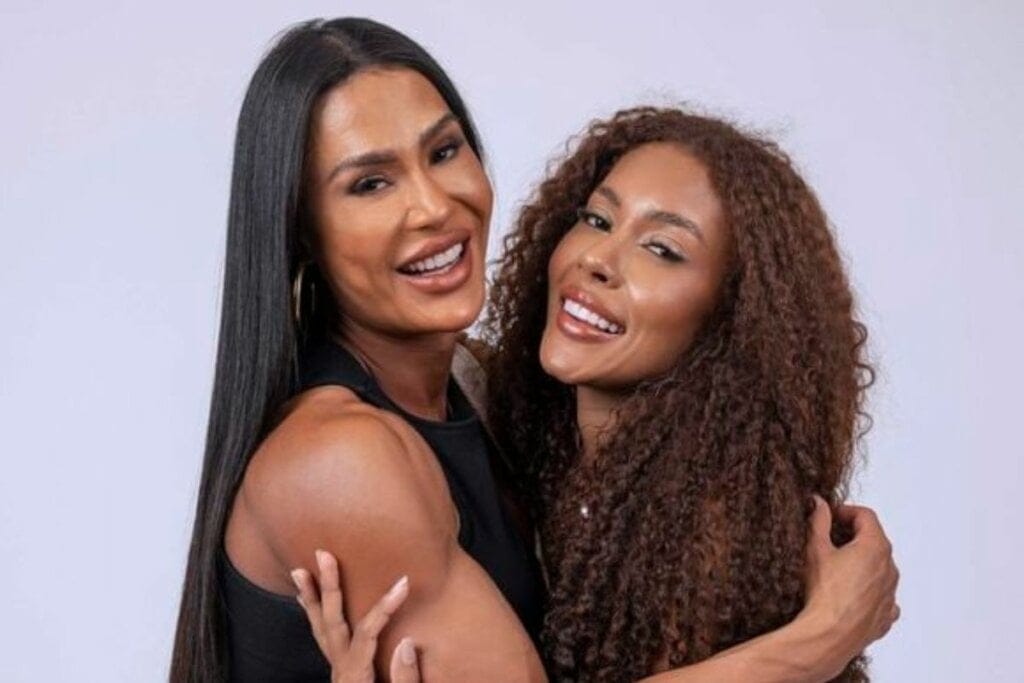 Gracyanne Barbosa e Giovanna lado a lado e sorrindo