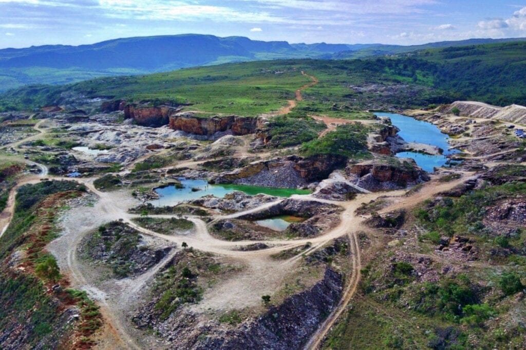 Imagem área da Pedreira Lagoa Azul em Capitólio, diversos montes com pequenos lagos