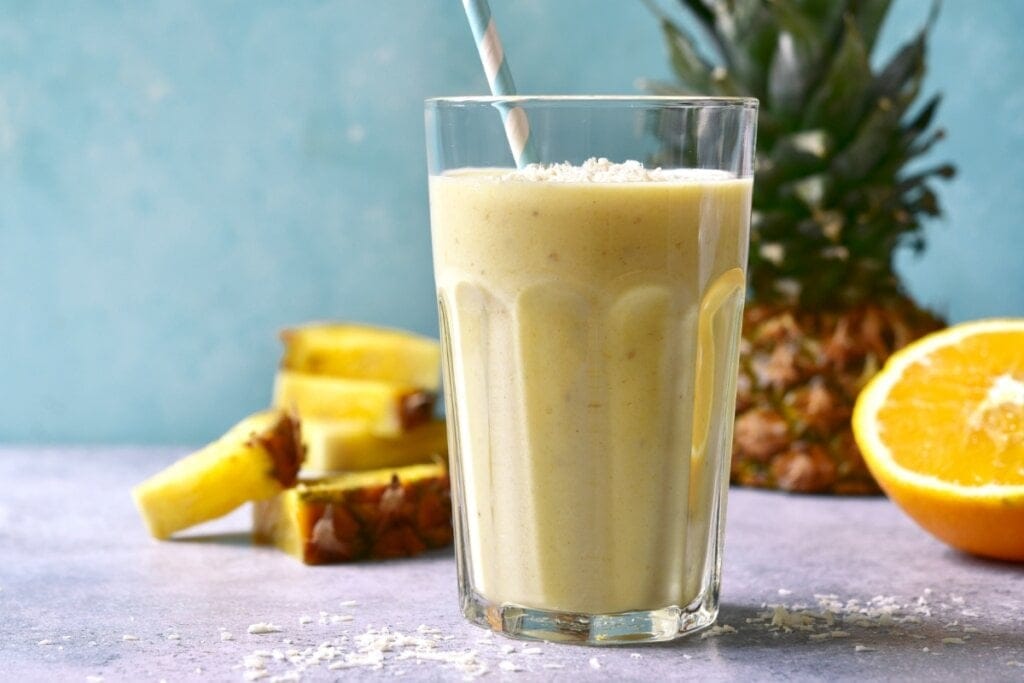 Shake de abacaxi em um copo de vidro