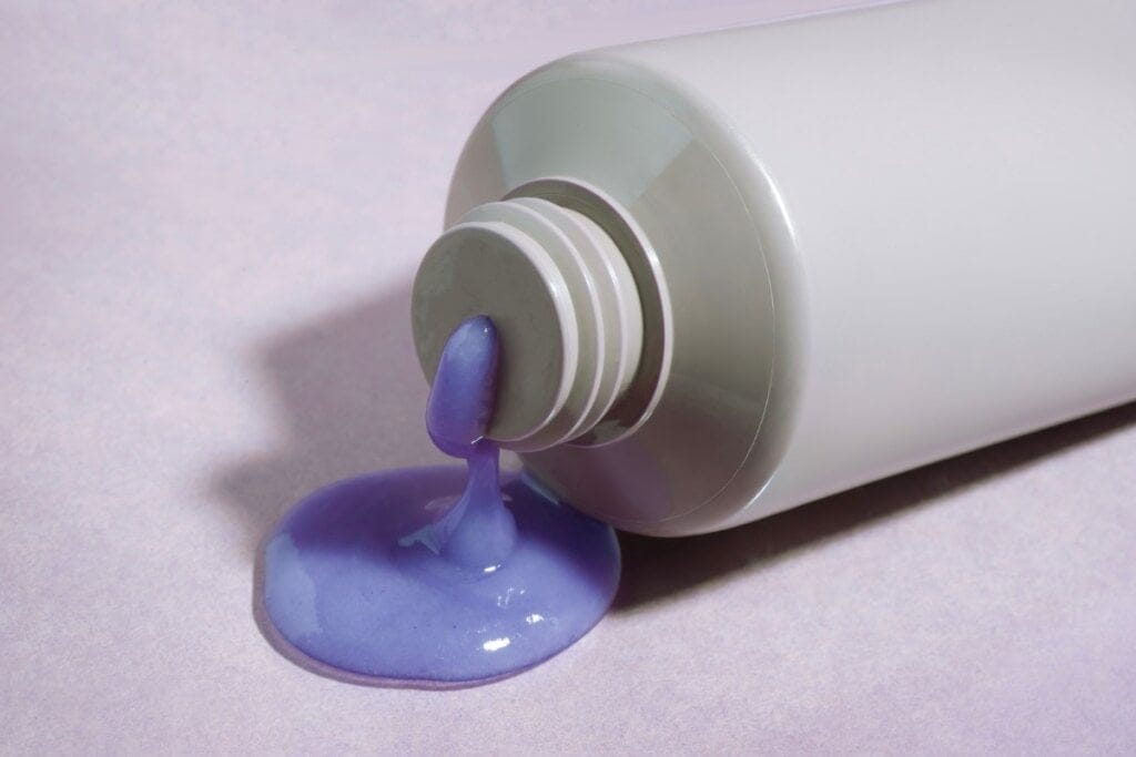 Recipiente vazando shampoo roxo