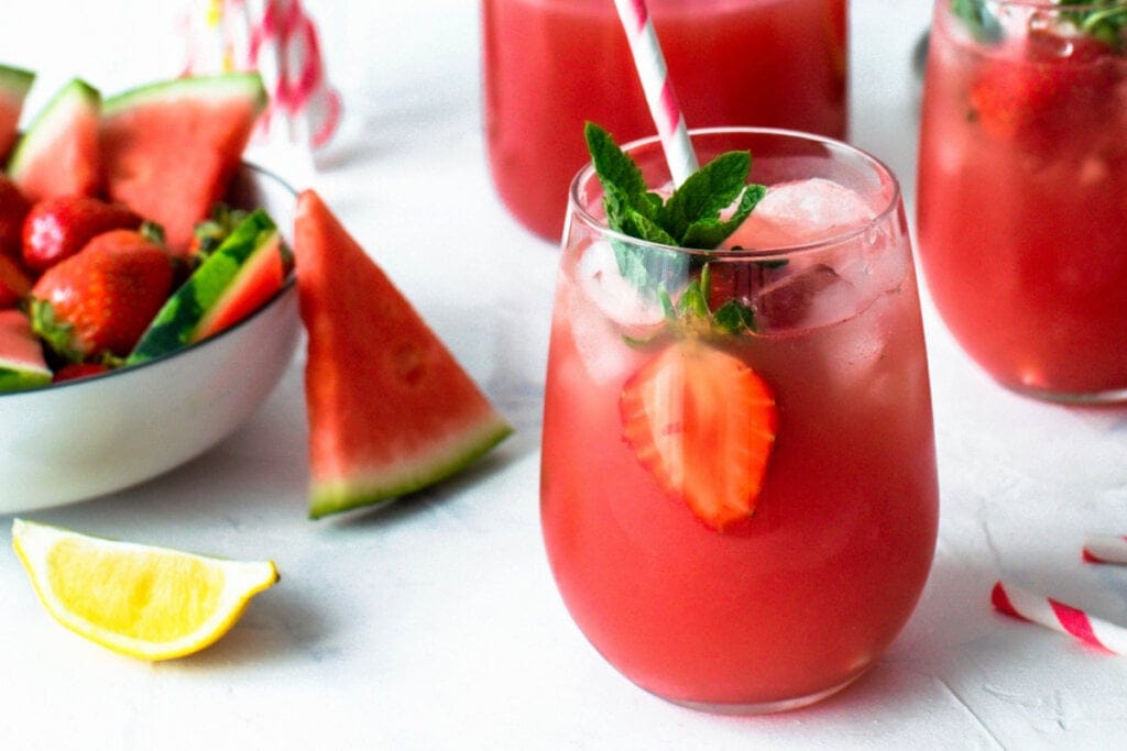 Suco de melancia com morango em um copo de vidro com canudo