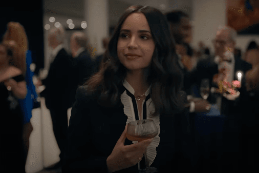 Uma jovem em um evento elegante, segurando uma taça