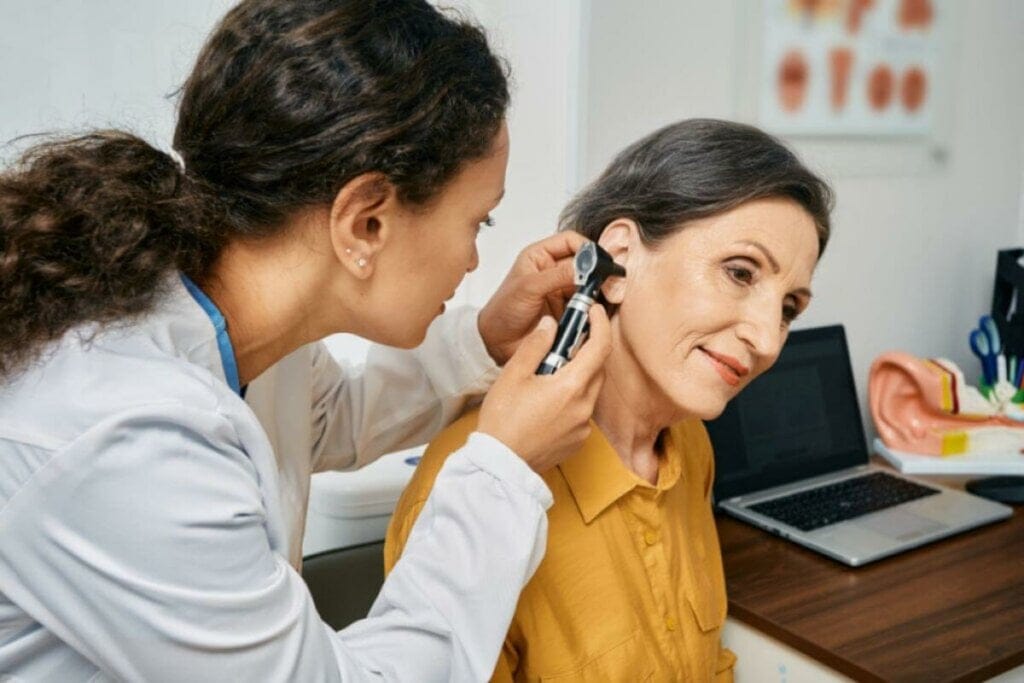 Mulher em consulta com o otorrinolaringologista