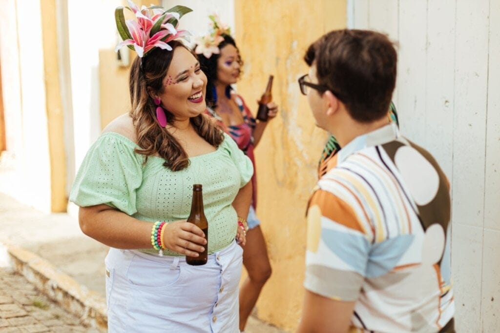 Duas pessoas conversando em bloquinho de Carnaval