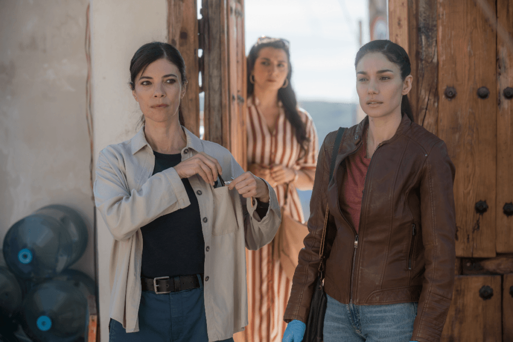 Imagem de três mulheres chegando em uma cena de crime 