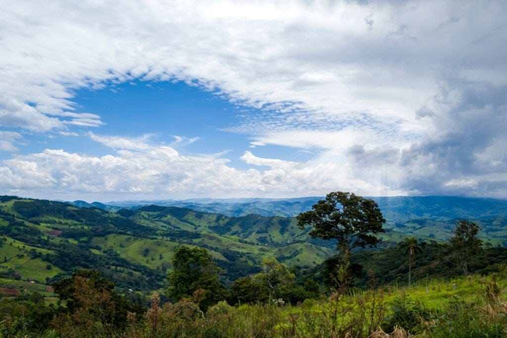 Vista aérea de morros em Córrego do Bom Jesus, Minas Gerais