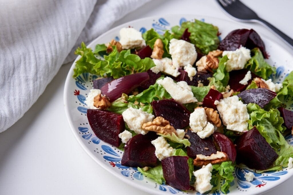 Salada de beterraba com queijo feta, alface-americana e nozes