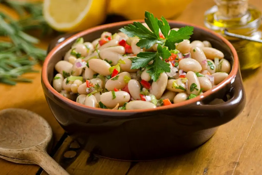 Recipiente de madeira com salada de feijão