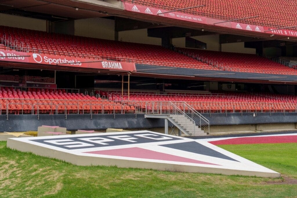 Logo do São Paulo Futebol Clube no gramado do estádio Morumbis