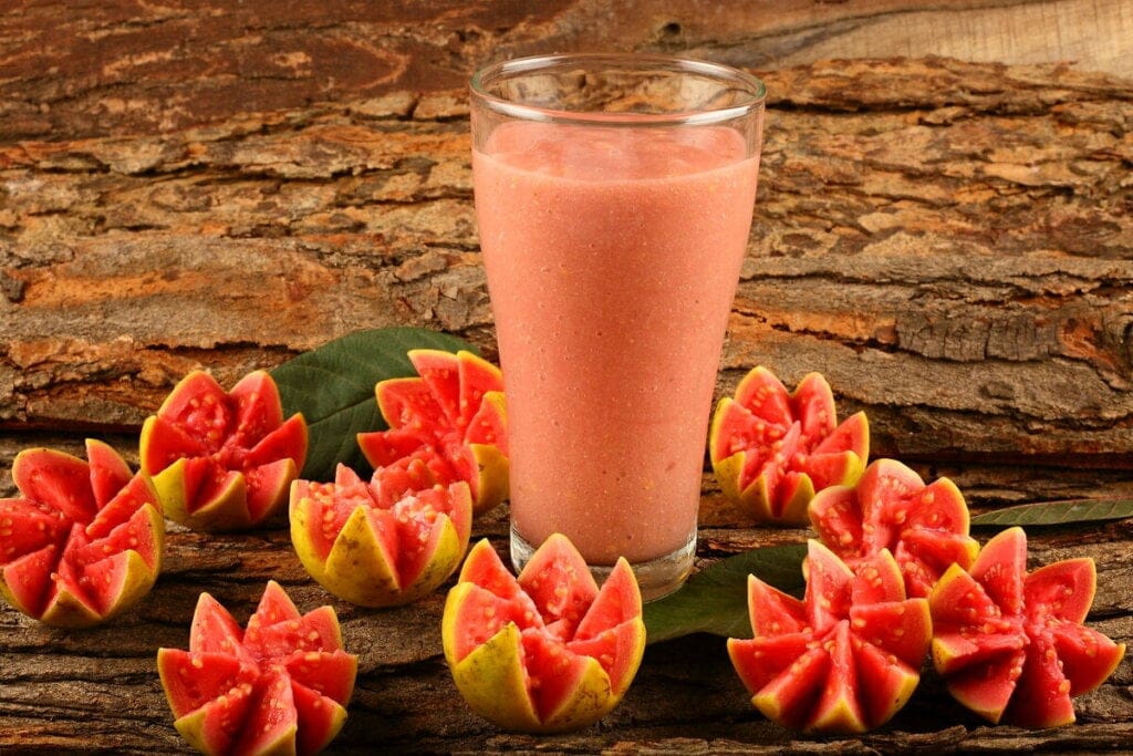 Copo de vidro com suco de goiaba