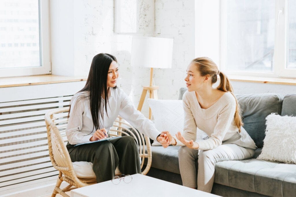 Sessão de terapia; Mulher conversando com terapeuta