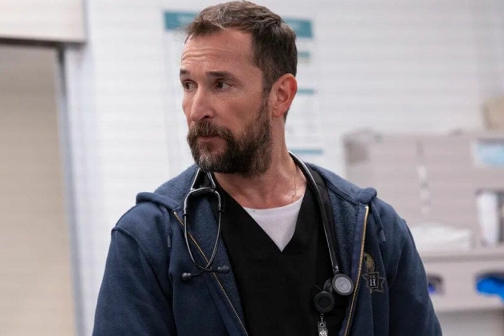 imagem de homem com blusa de moletom azul e estetoscópio no pescoço