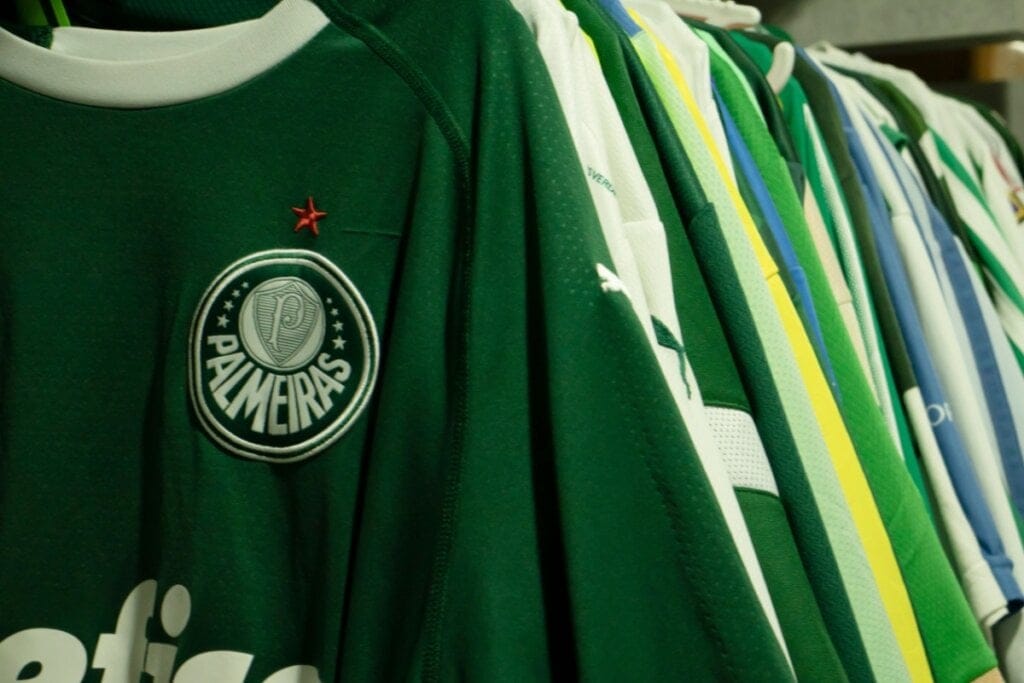 Brasão do Palmeiras em uma camisa do time