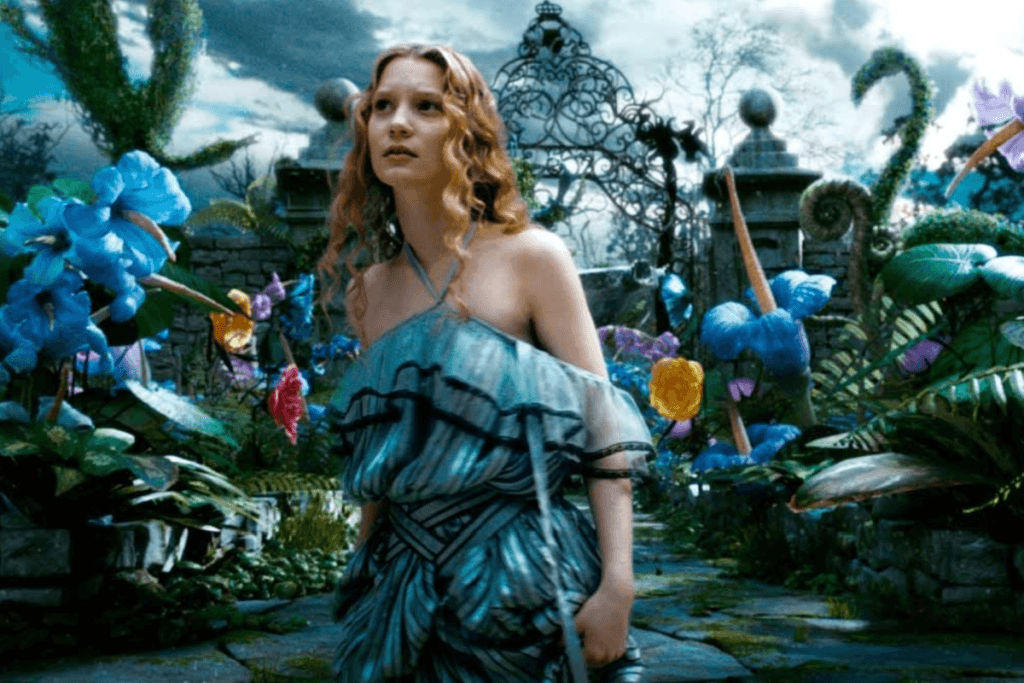 Alice caminhando por um jardim cercado por flores grandes e plantas retorcidas