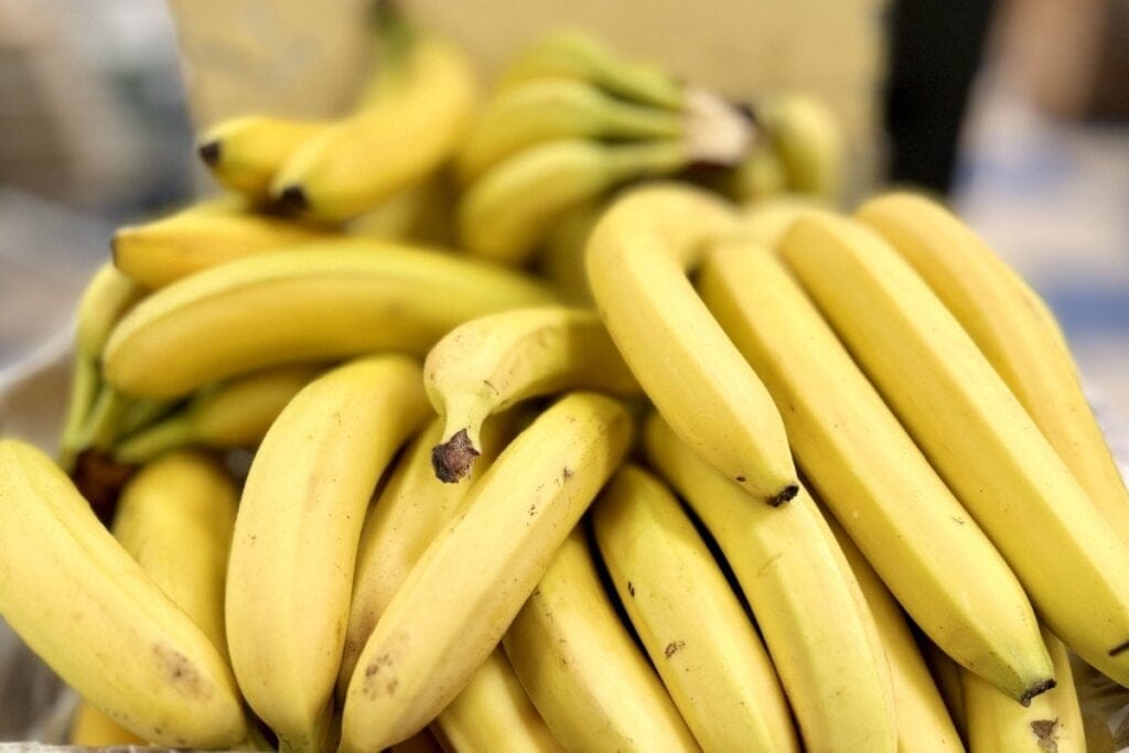 Cachos de banana um em cima do outro