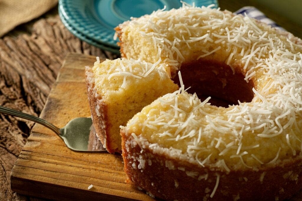Bolo de coco em cima de uma tábua de madeira