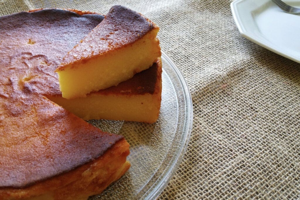 Bolo de farinha de tapioca cortado uma fatia