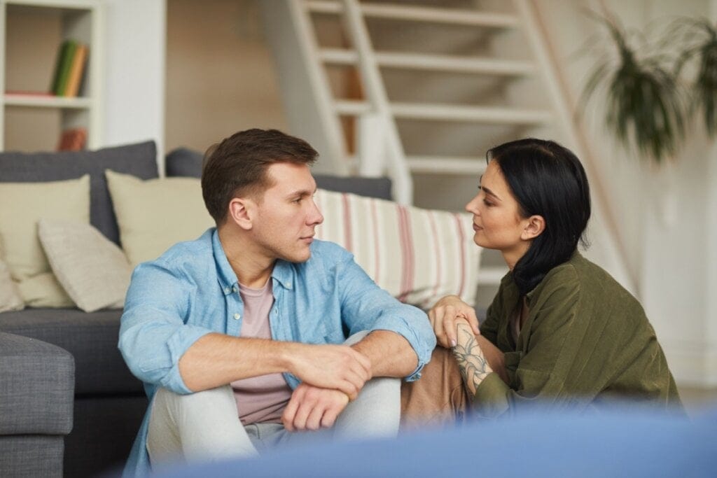 Casal conversando sobre o relacionamento