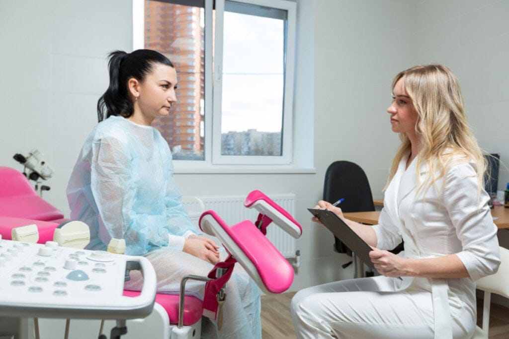 Mulher em consulta com médica