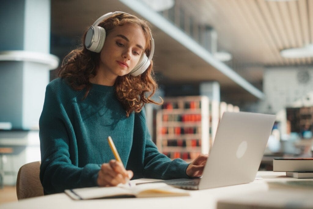 Jovem estudando em plataforma online 