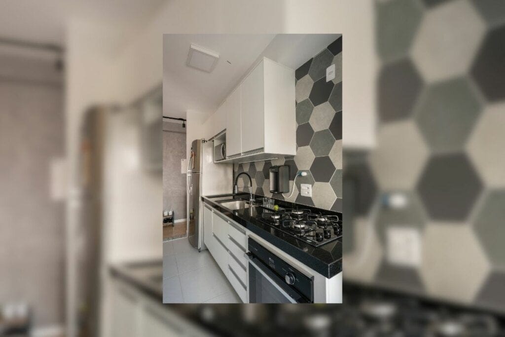 Cozinha com revestimento hexagonal cinza e branco 