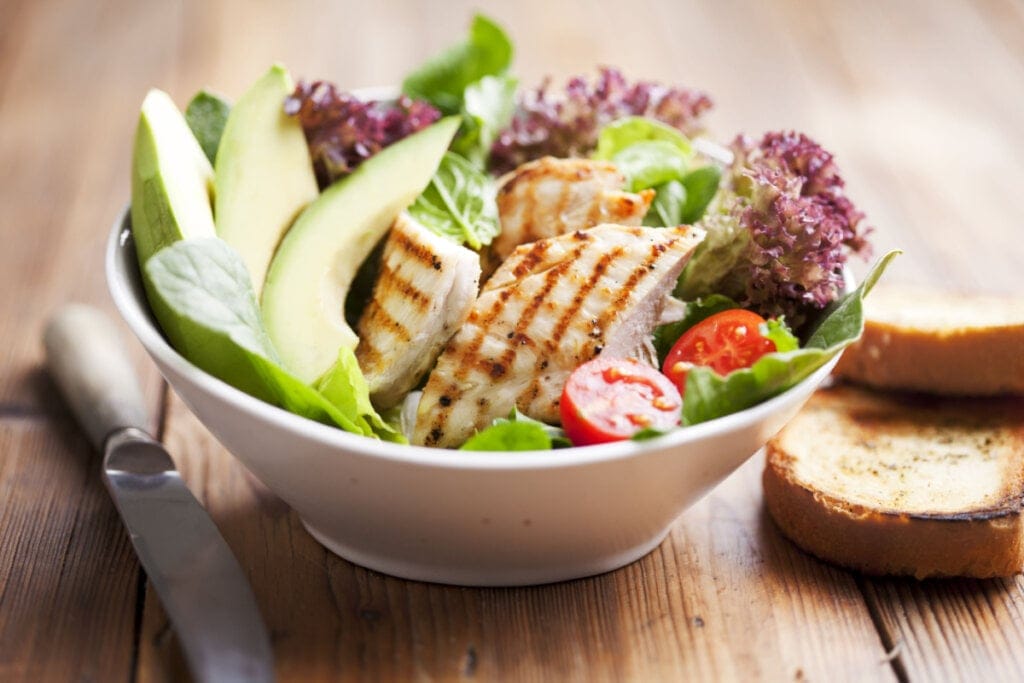 Salada de frango com abacate em recipiente branco