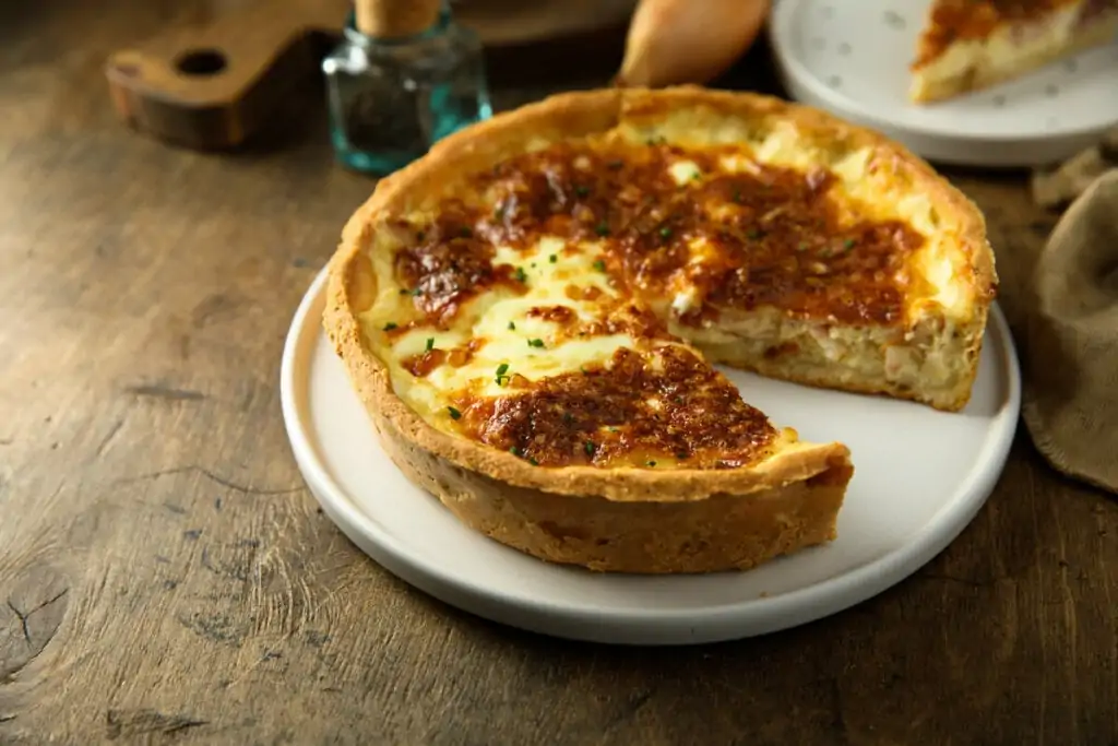 Quiche de queijo em cima de um prato branco