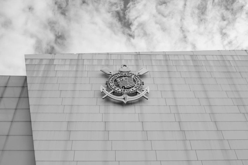 grande símbolo do corinthians em parede. imagem está em preto e branco