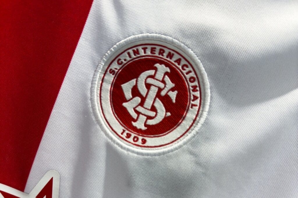 símbolo do time internacional em camiseta branca e vermelha