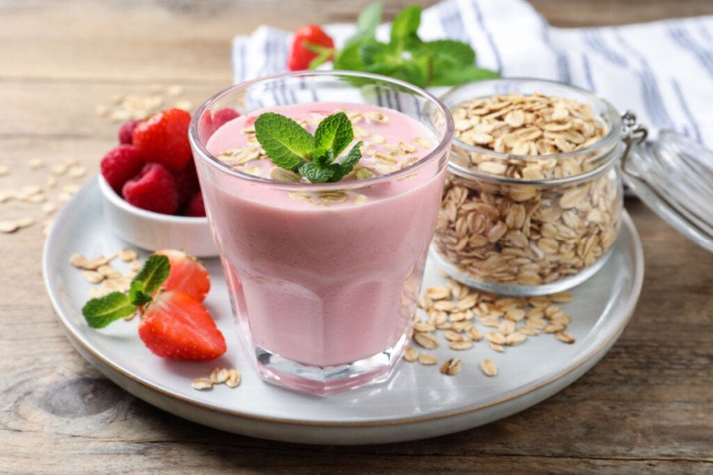 Copo com smoothie de aveia e morango